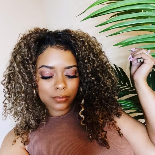 @curlyniquenique Profile Picture
