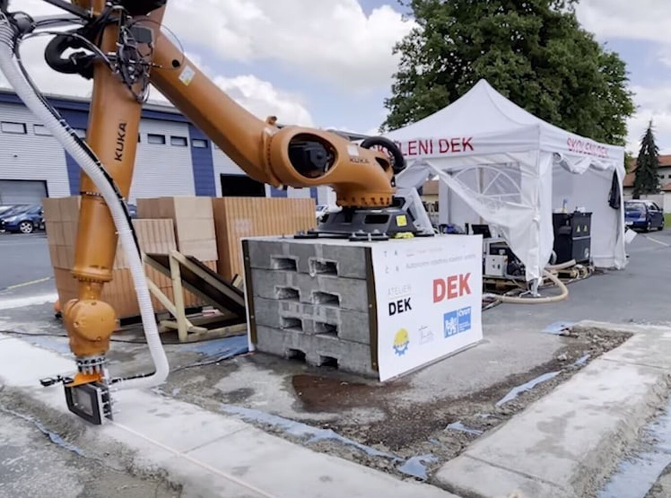Робот-строитель KUKA возводит кирпичные сооружения