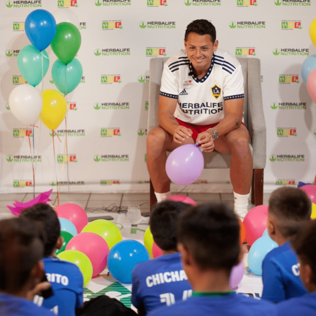 Javier &ldquo;Chicharito&rdquo; Hern&aacute;ndez Visits Casa Herbalife Nutrition Partner in Mexico