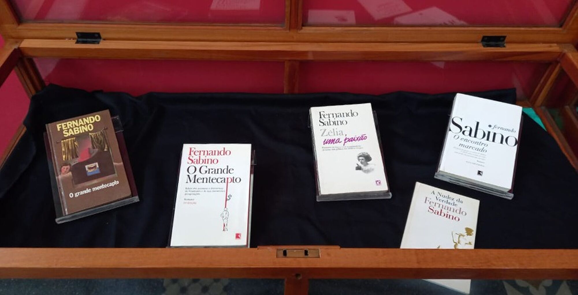 Mostra na Biblioteca Municipal Murilo Mendes celebra o Dia do Escritor