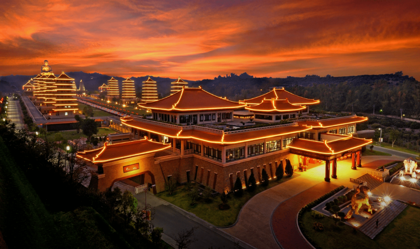 Take a Tour of the Fo Guang Shan Buddha Museum 